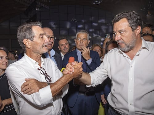 La stretta di mano al Meeting che sigilla la tregua nella Lega