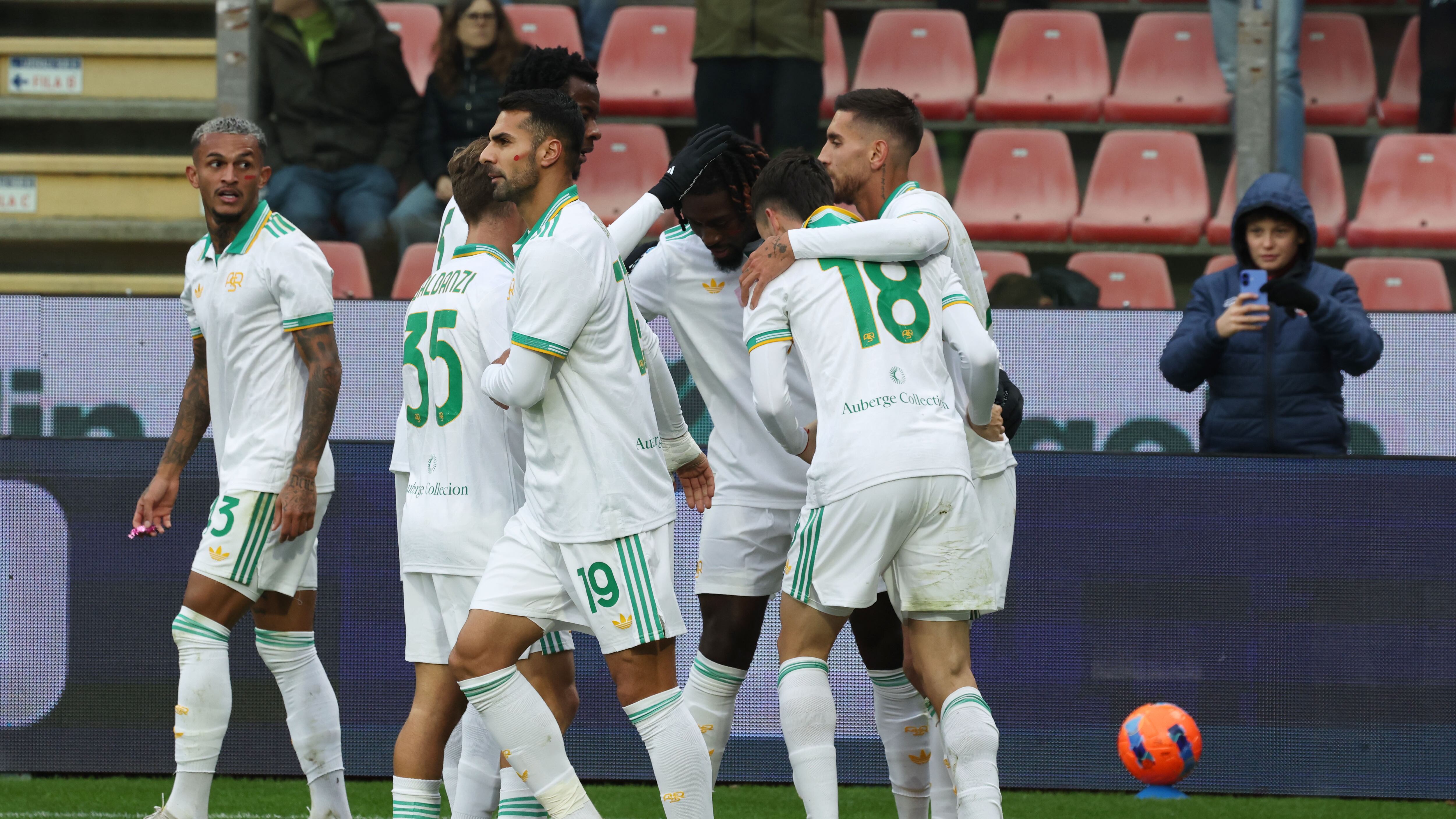 Serie A, la Roma cala il tris alla Cremonese e vola in testa alla classifica