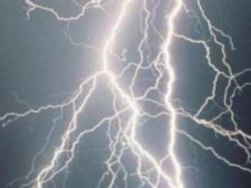Un ragazzo viene colpito dal fulmine. Ma riesce a salvarsi