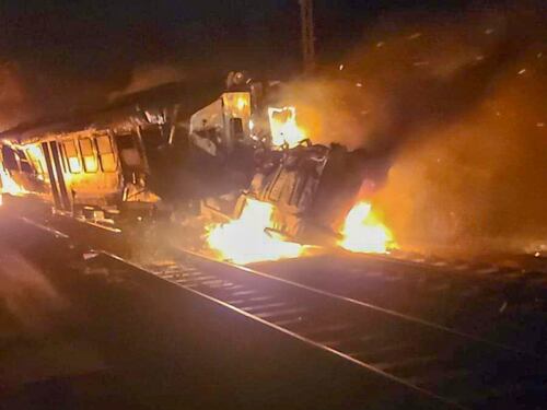 Incidente in Calabria, treno travolge camion fermo sui binari: 2 morti