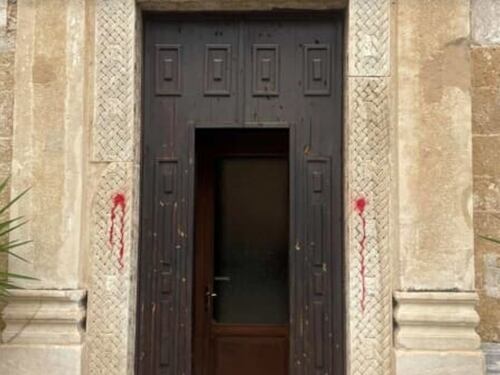 Brindisi, vernice rossa e scritta "Palestina" sui muri della chiesa