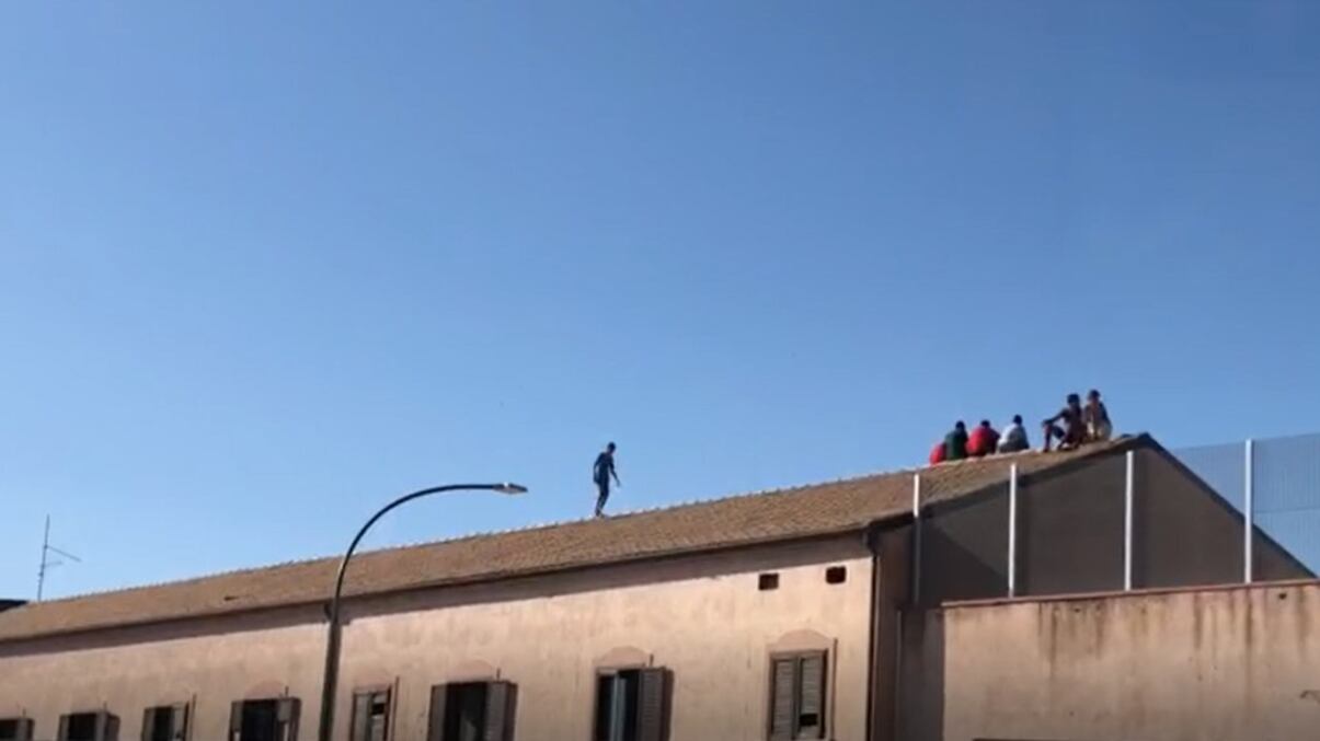 Il centro migranti è un colabrodo: altri 50 in fuga ad Agrigento