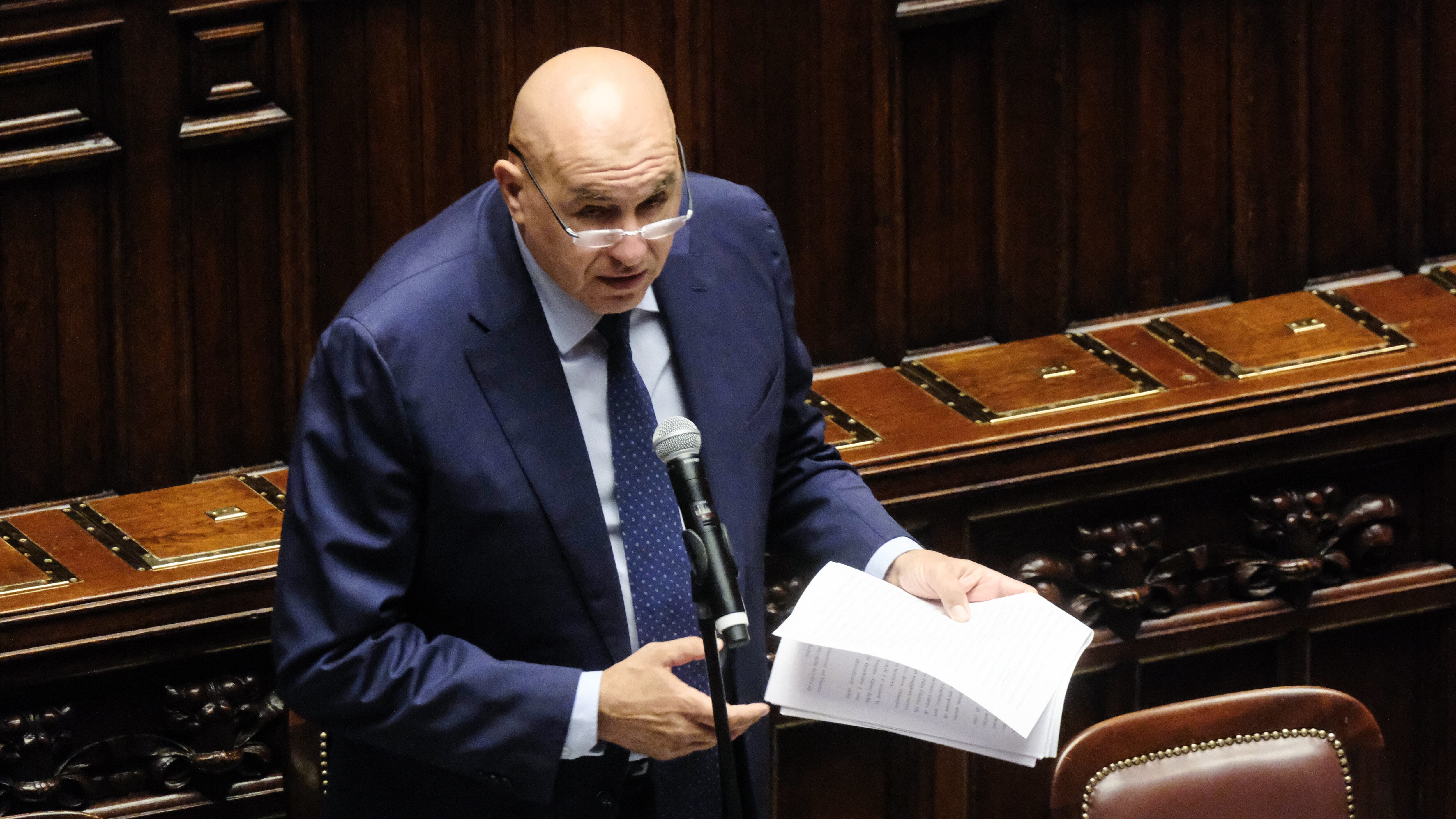 I grillini in fuga sulla mozione Iran. Pd in confusione sui blitz di Trump. E Crosetto sbotta: "Non si può..."