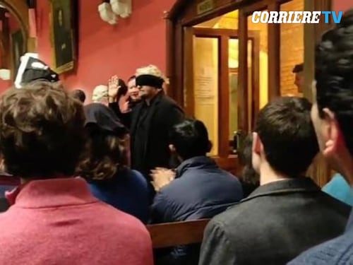 Grillo contestato a Oxford, "Sei un buffone"