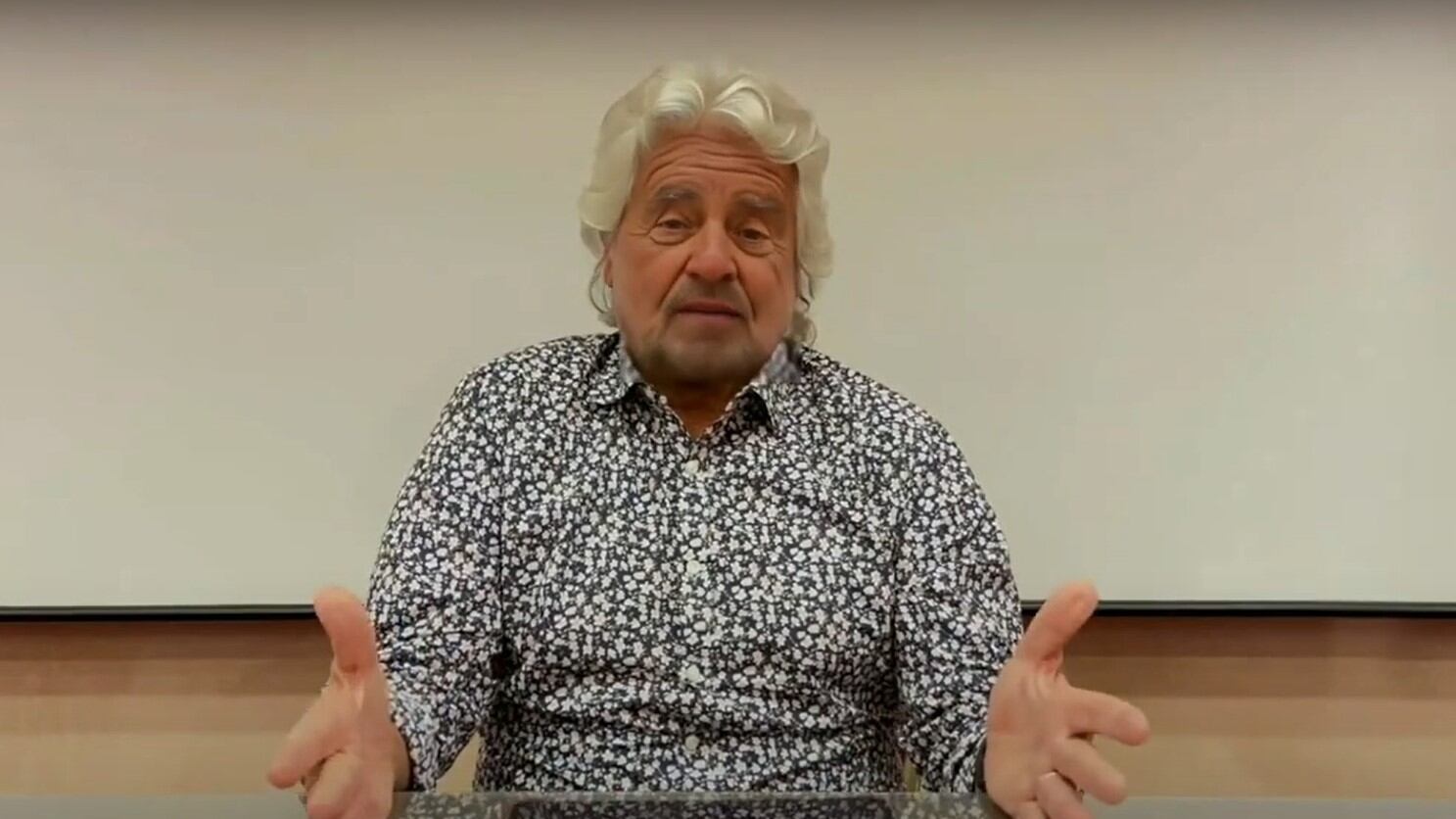 Ora Grillo parla cinese: sui social il nuovo "inchino" al Dragone