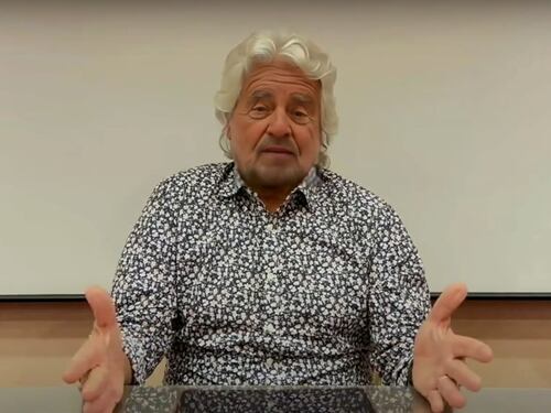 Ora Grillo parla cinese: sui social il nuovo "inchino" al Dragone