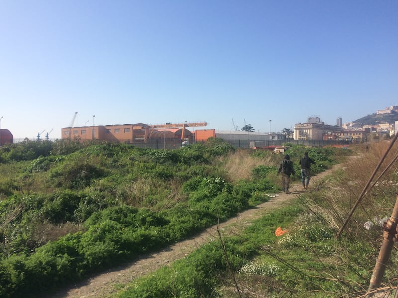 Napoli, nel parco della Marinella: tra rifiuti, tossicodipendenti e disperati 2