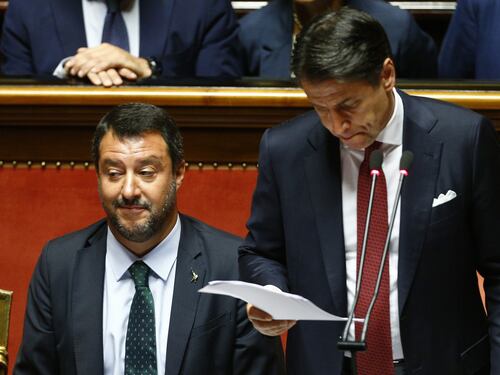 Crisi di governo, la gestualità di Matteo Salvini