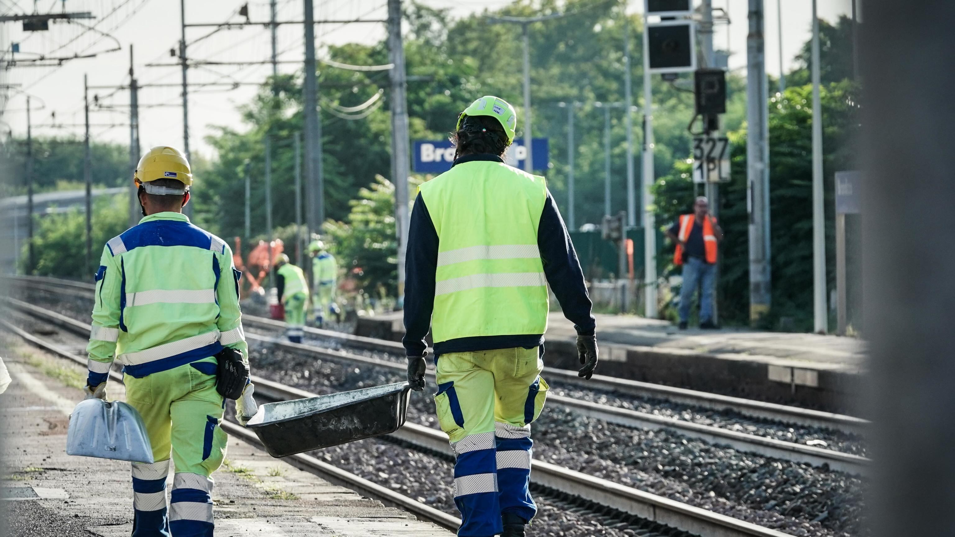 Il treno sfreccia in stazione. È strage di operai sui binari. "Non si può morire così"