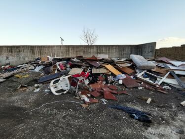 La baraccopoli e i rifiuti vicino al villaggio nomadi autorizzato 5