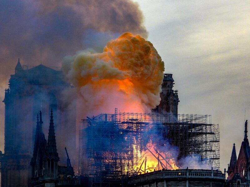 Notre Dame in fiamme: le foto del salvataggio 9