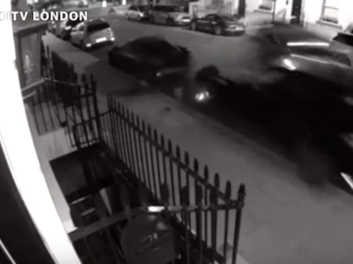 Guida a folle velocità e travolge auto di lusso: mezzo milione di danni