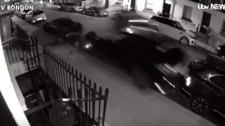 Guida a folle velocità e travolge auto di lusso: mezzo milione di danni