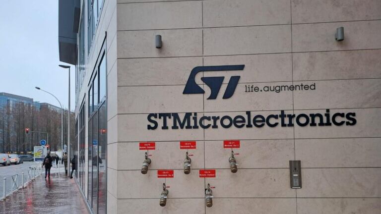 StM cresce grazie a IA e data center. Piazza Affari riscopre il titolo (+85%)