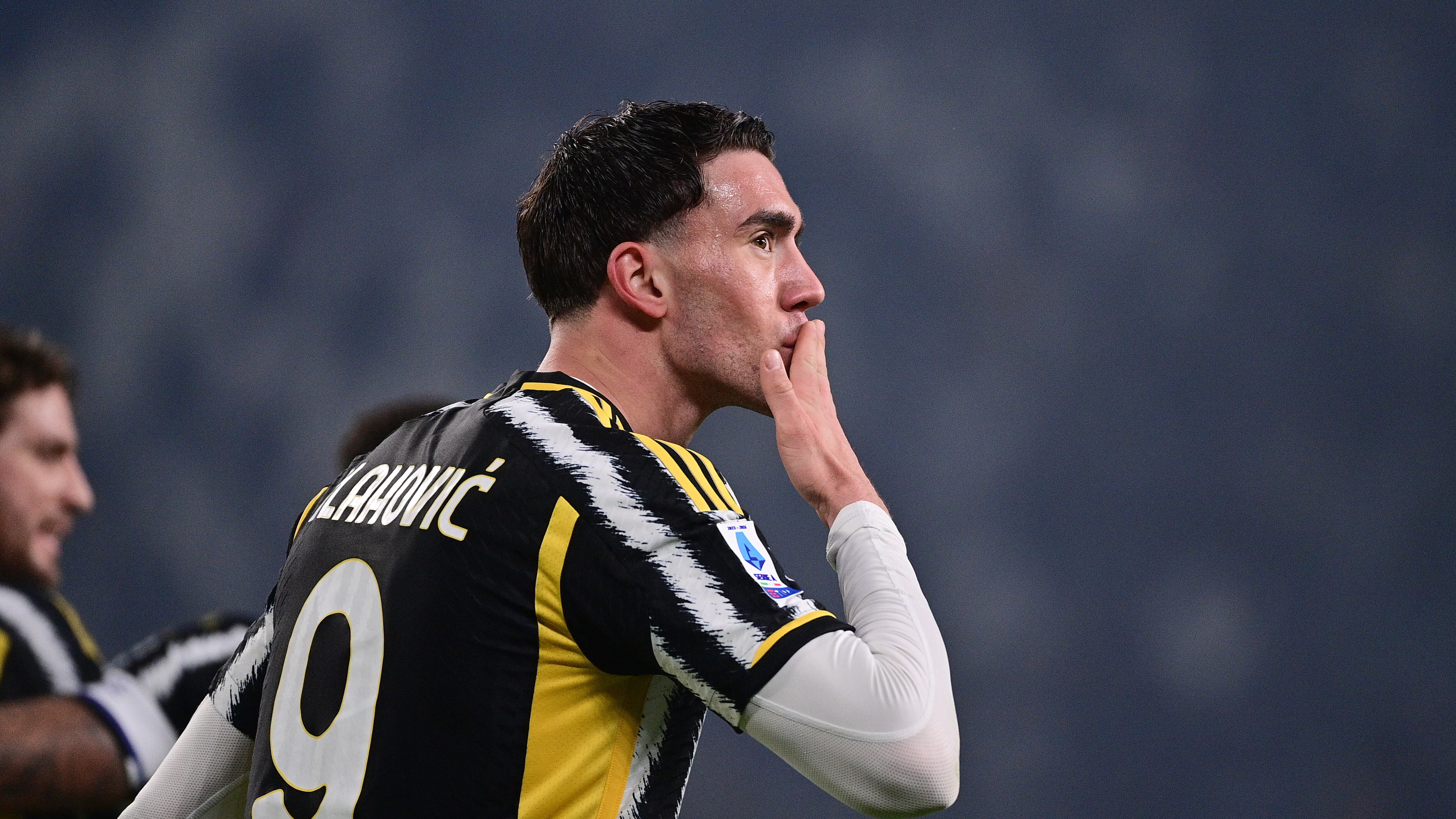 Vlahovic show e gol di Chiesa, la Juve stende il Sassuolo e risponde all'Inter