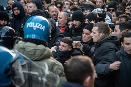 Scontri tra agenti e manifestanti pro-Palestina a Milano 5