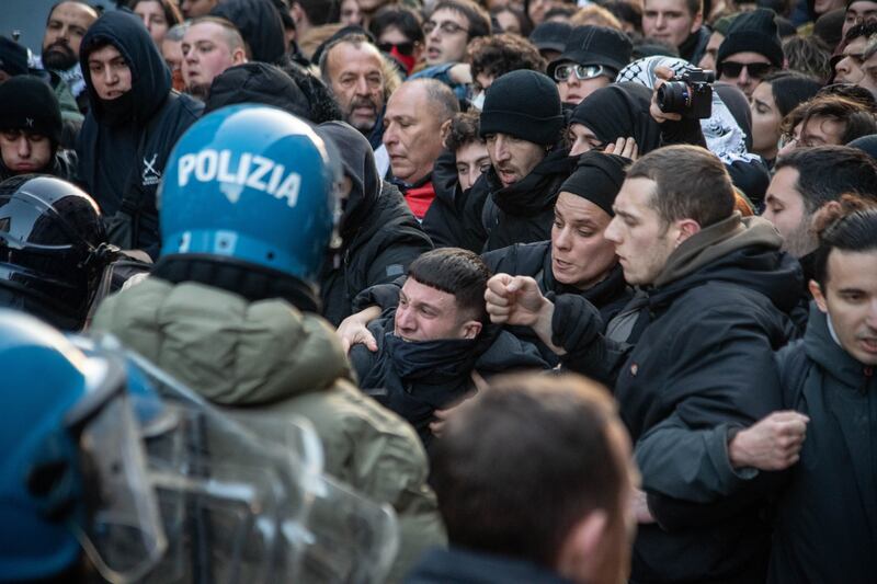 Scontri tra agenti e manifestanti pro-Palestina a Milano 5