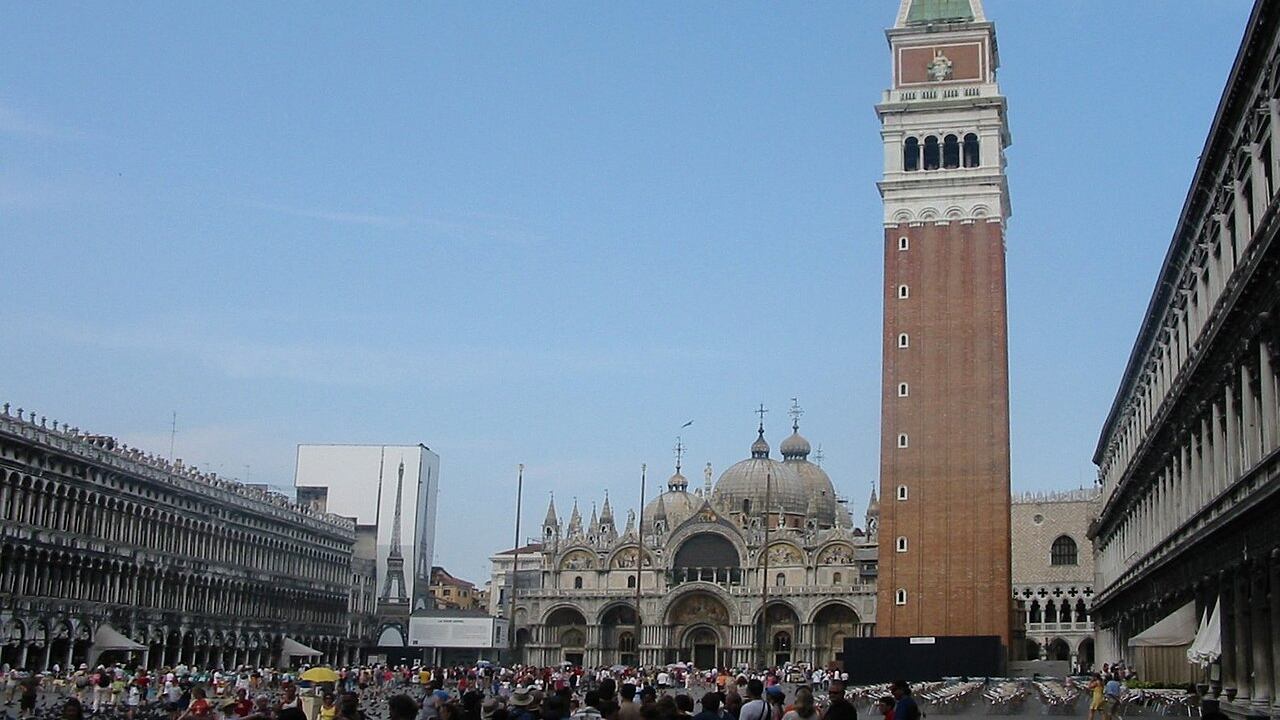 Venezia, dal campanile di San Marco cadono pezzi di cemento del 1902