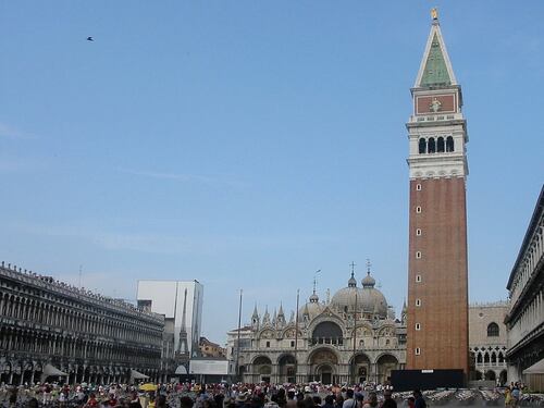 Venezia, dal campanile di San Marco cadono pezzi di cemento del 1902