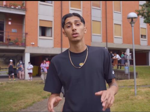 Baby Gang, il rapper che sbeffeggia la legge italiana