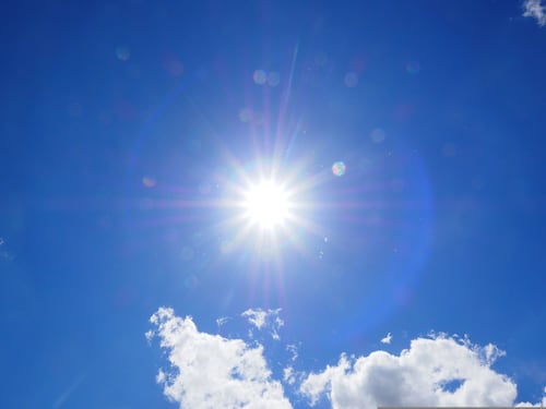 Bocca asciutta, urine scarse e sonnolenza: come riconoscere i colpi di calore nei bambini e come proteggerli