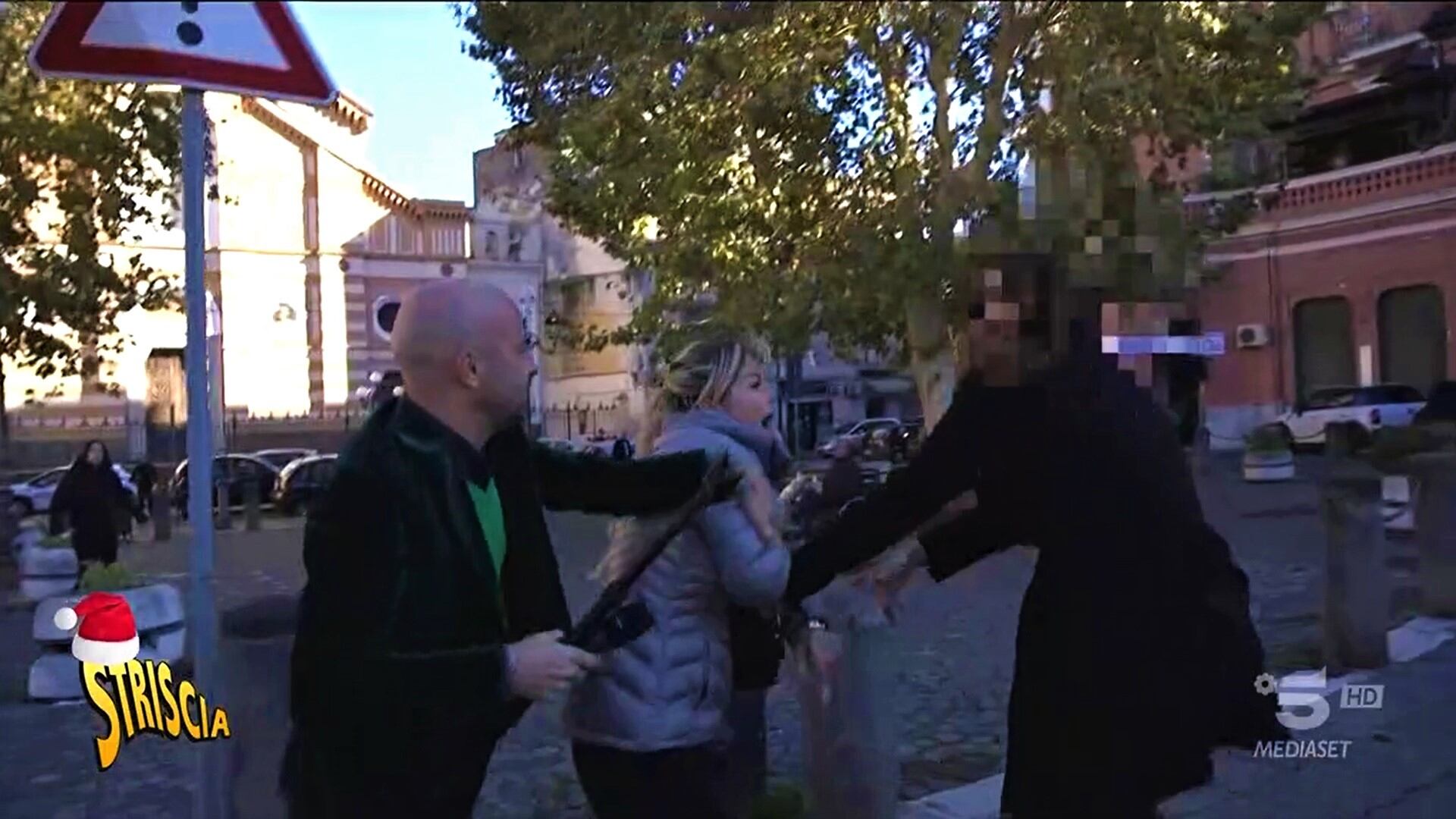 Vende pillole dimagranti: influencer smascherata da Striscia aggredisce Abete
