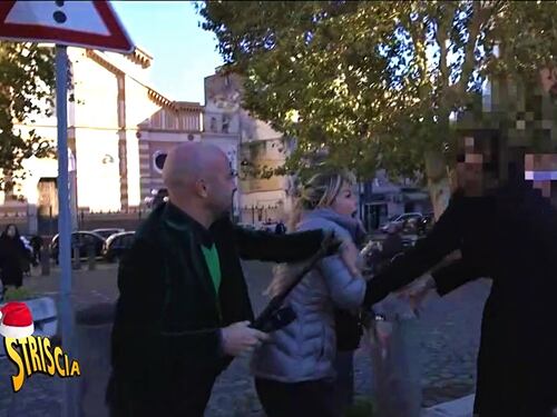 Vende pillole dimagranti: influencer smascherata da Striscia aggredisce Abete