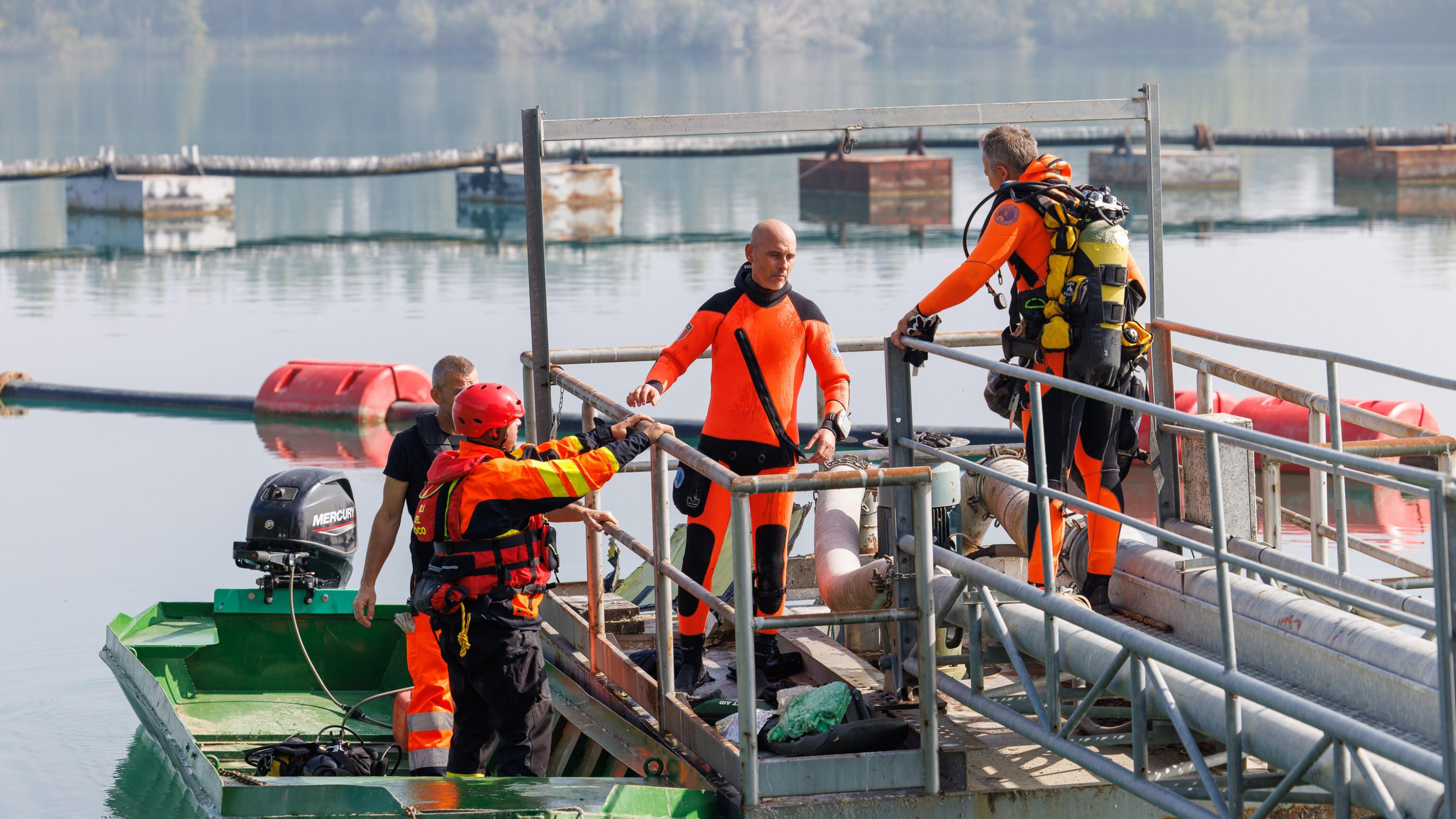L'esplosione in cielo poi lo schianto: elicottero precipita in una cava d'acqua