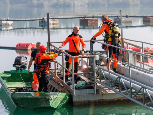 L'esplosione in cielo poi lo schianto: elicottero precipita in una cava d'acqua