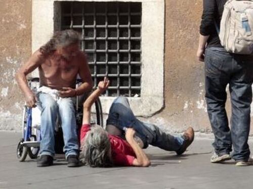 Roma, rissa tra sbandati per 5 euro in piazza Venezia