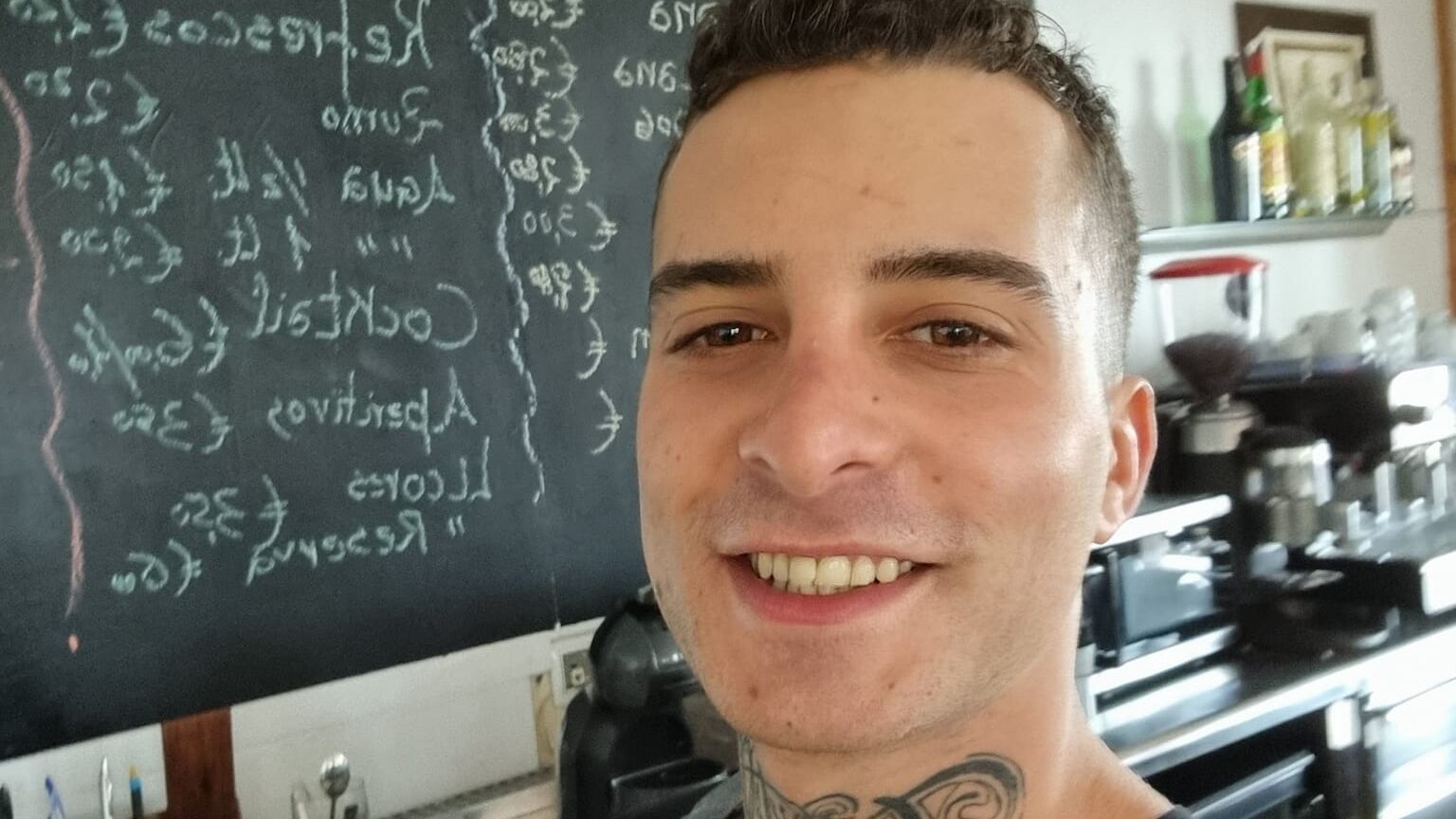 Cameriere di 29 anni trovato morto in spiaggia: è giallo