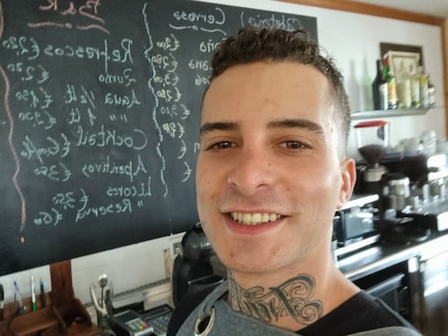 Cameriere di 29 anni trovato morto in spiaggia: è giallo