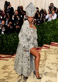 Met Gala 18: Rihanna con la mitra e Madonna con la veletta 6