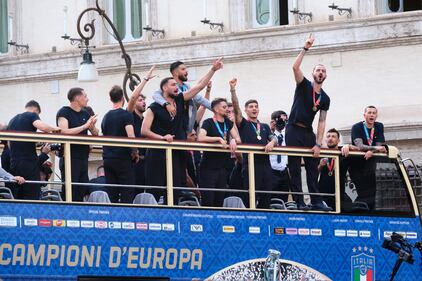 La grande festa per le strade di Roma: la gente rende omaggio all'Italia di Mancini 3