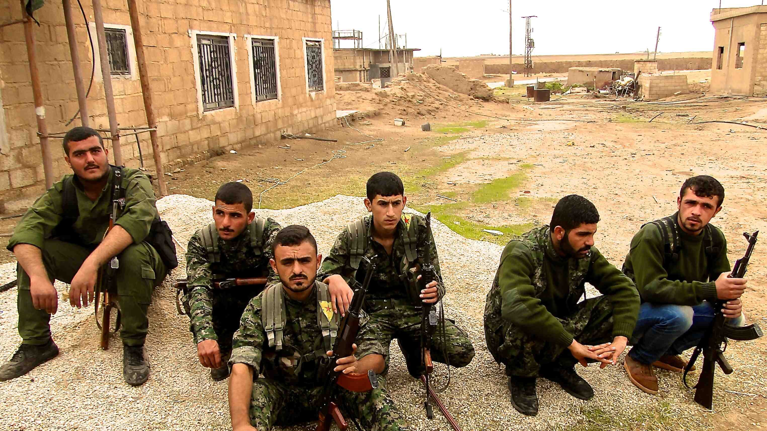 Lungo la prima linea curda per battere i "mostri dell'Isis"