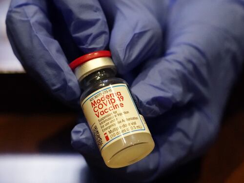 Vaccino, ecco le carte di Moderna: "Protegge dal Covid per 2 anni"