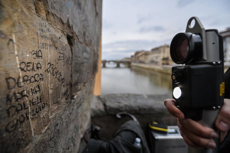 Il laser che cancella le scritte dai muri 6