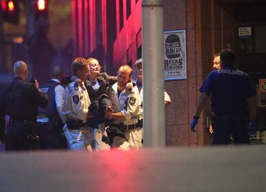 Il blitz della polizia pone fine all'assedio 6