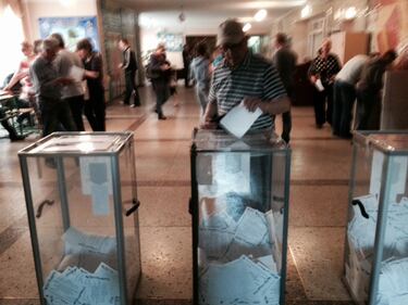 Donetsk, in fila per votare 6