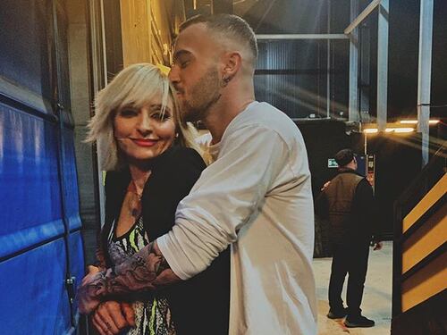 Andreas Muller vince Amici. Ma piovono critiche su di lui