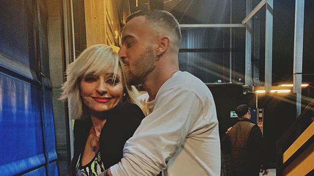 Andreas Muller vince Amici. Ma piovono critiche su di lui