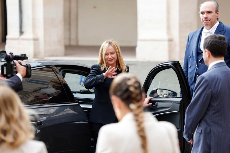 Giorgia Meloni a bordo dell'auto lascia il Quirinale 5