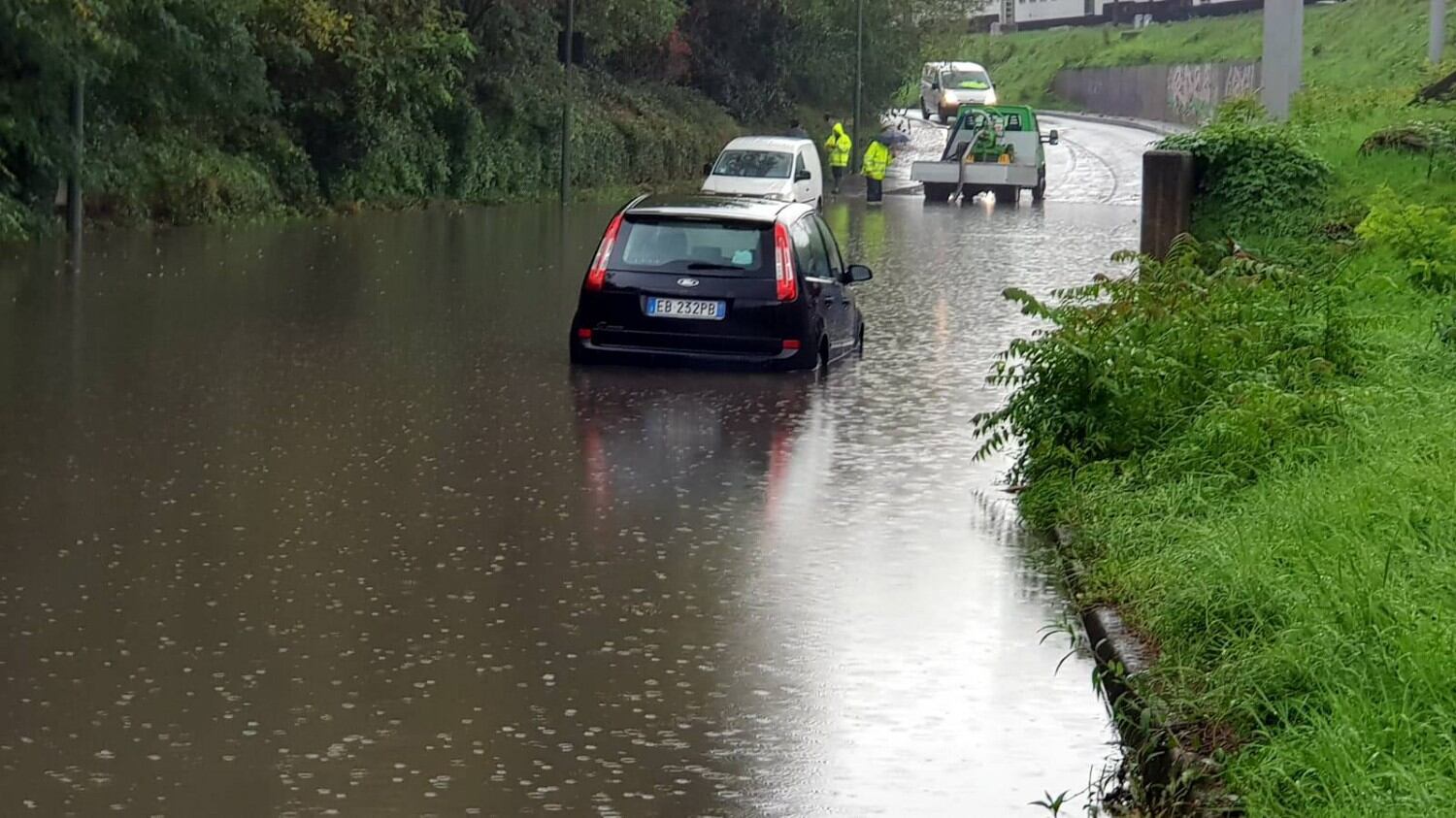 Maltempo, Milano affoga. Chiuse scuole e asili e il traffico impazzisce