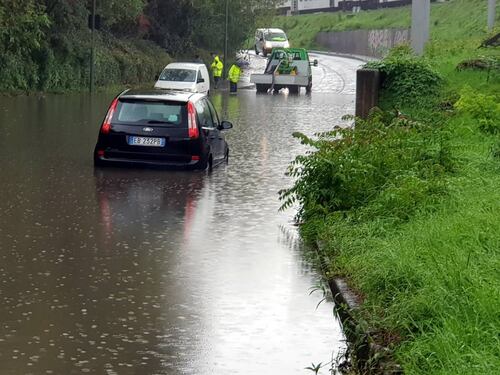 Strade allagate e alberi caduti: nubifragio si abbatte su Milano