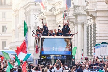 La grande festa per le strade di Roma: la gente rende omaggio all'Italia di Mancini 6