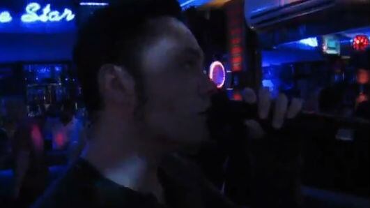 Tiziano Ferro in incognito al karaoke