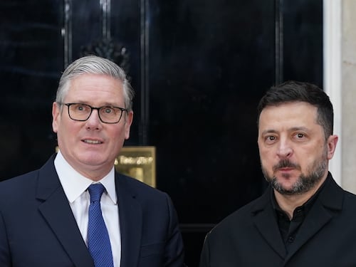 Kiev: "Drone russo su edificio in area di stoccaggio a Chernobyl". Zelensky: "Congelare linee del fronte è via più rapida alla pace"