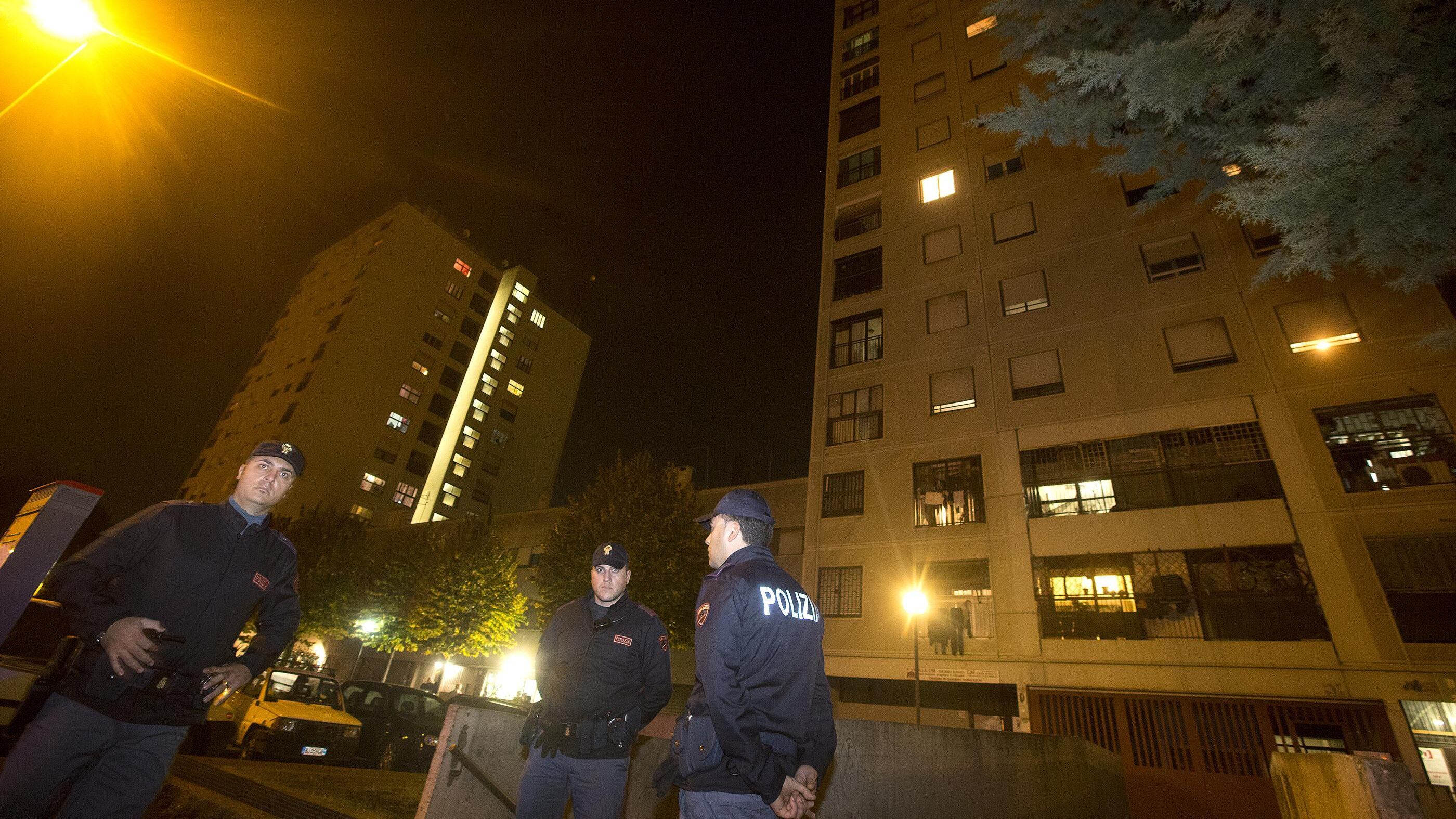 Prova a sfrattare le due arabe che occupano la casa popolare: gli sparano e feriscono il figlio