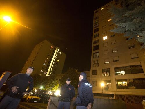 Prova a sfrattare le due arabe che occupano la casa popolare: gli sparano e feriscono il figlio