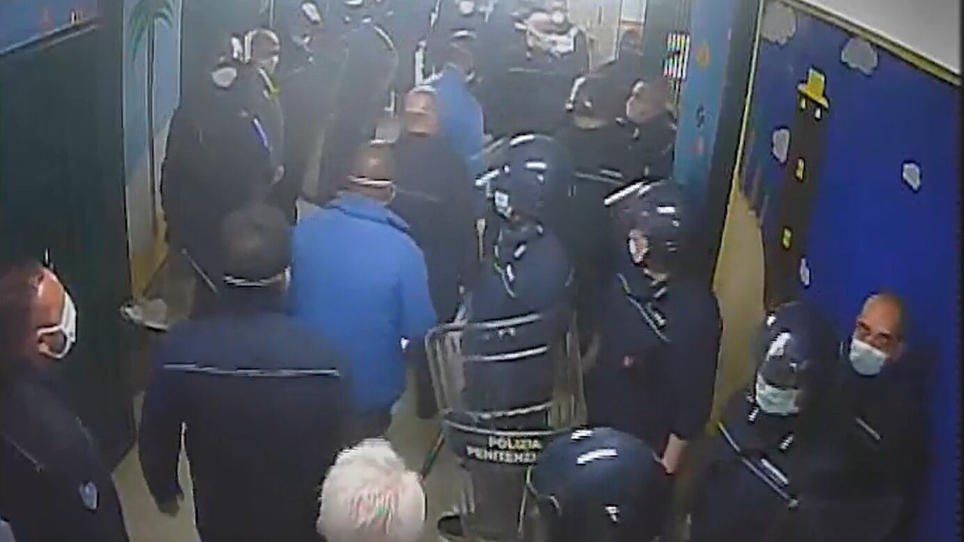 Pestaggio in carcere, chiesto il processo per 108 tra agenti e funzionari